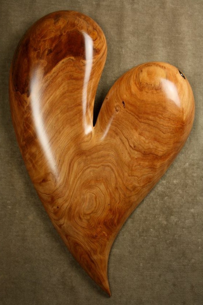 Holzschnitzerei-ein-Herz-zum-Hängen