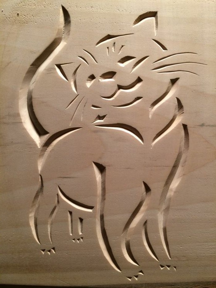 Holzschnitzerei-von-einer-süßen-Katze
