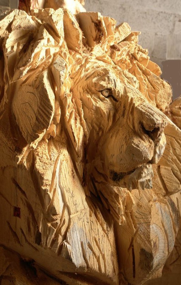 Holzschnitzereien-von-einem-edlen-Löwen