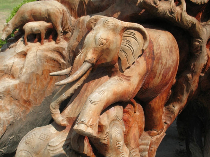 Holzschnitzereien-von-einem-großen-Elefanten