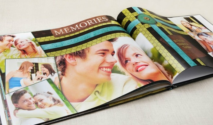 Kleines-Fotobuch-mit-der-Erinnerungen-von-einem-Paar