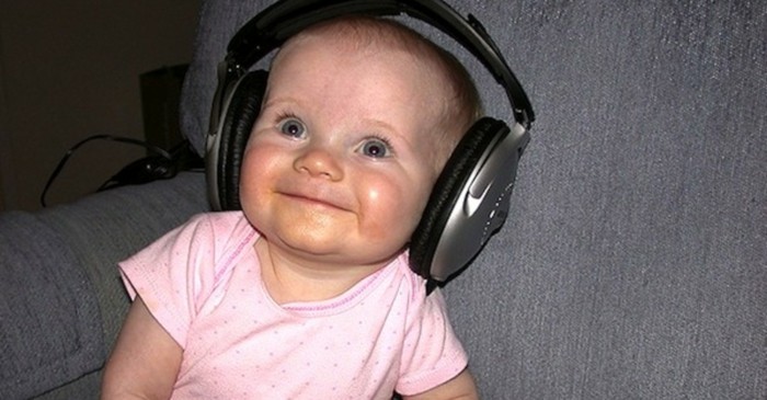 Kopfhörer-für-Kinder-auf-ein-Baby