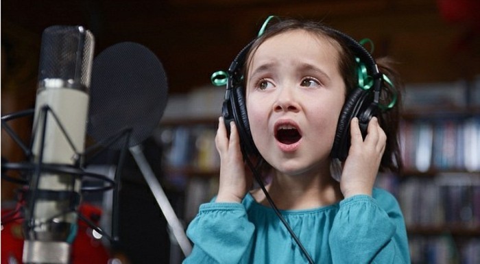 Kopfhörer-für-Kinder-beim-Singen