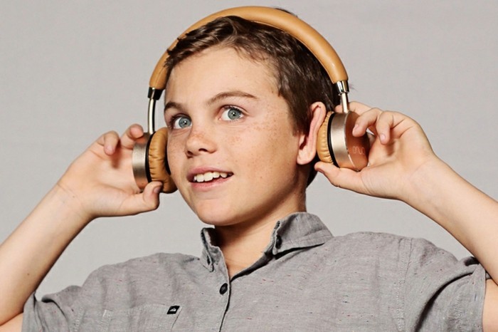 Kopfhörer-für-Kinder-in-brauner-Farbe