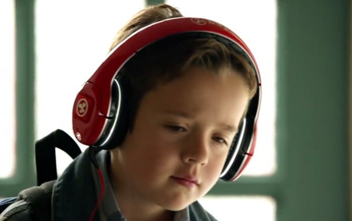 Kopfhörer-für-Kinder-in-roter-und-schwarzer-Farbe
