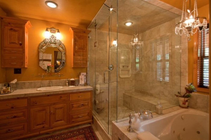 Luxus-Badezimmer-mit-Barockspiegel-und-großer-Dusche