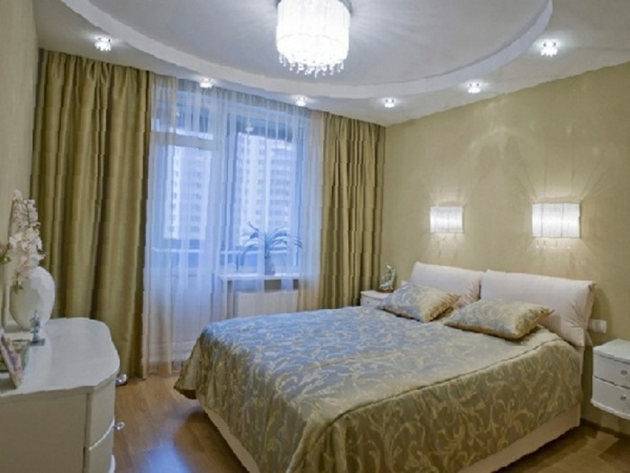 Moderne-Deckenleuchten-mit-großer-Lampe-von-kleineren-umgeben