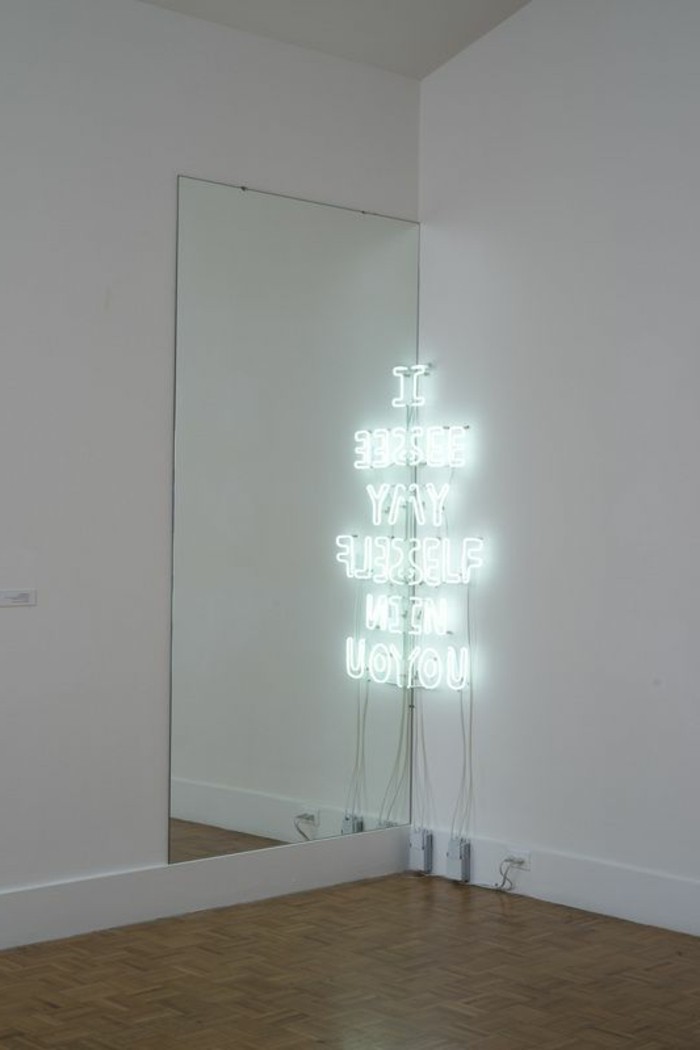 Museum-für-Zeitgenössische-Kunst-Neonlichte-und-Spiegel