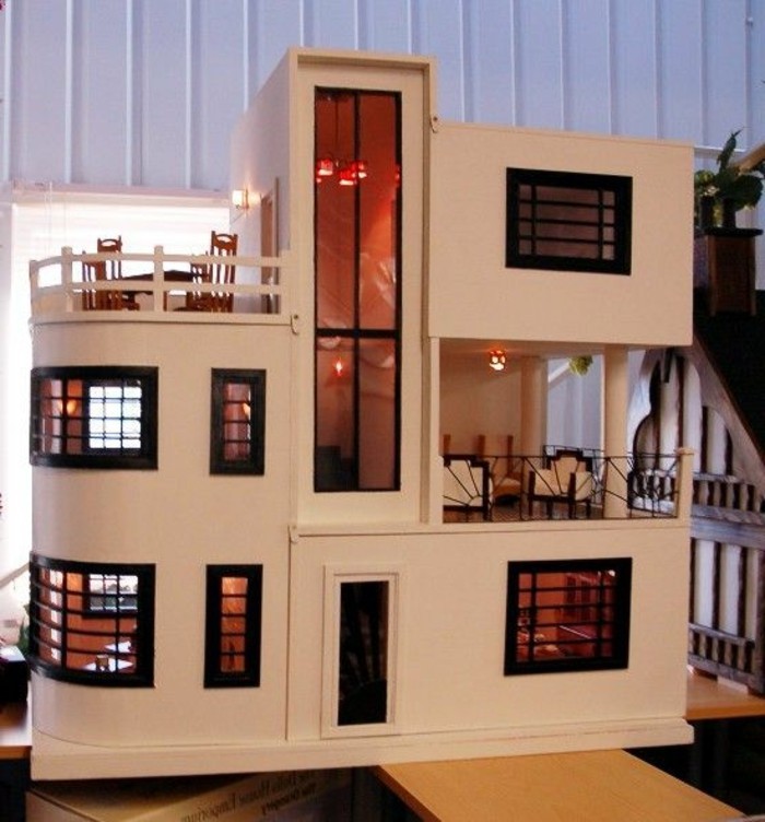 Puppenhaus-mit-sehr-moderner-Architektur