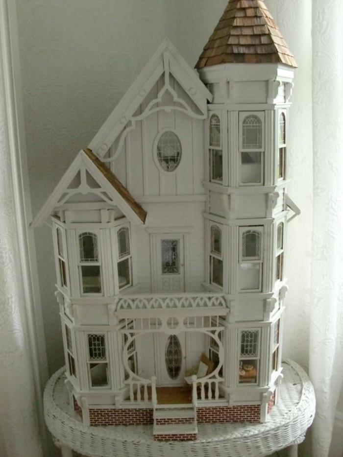 Puppenhaus-sehr-elegant-in-weißer-Farbe