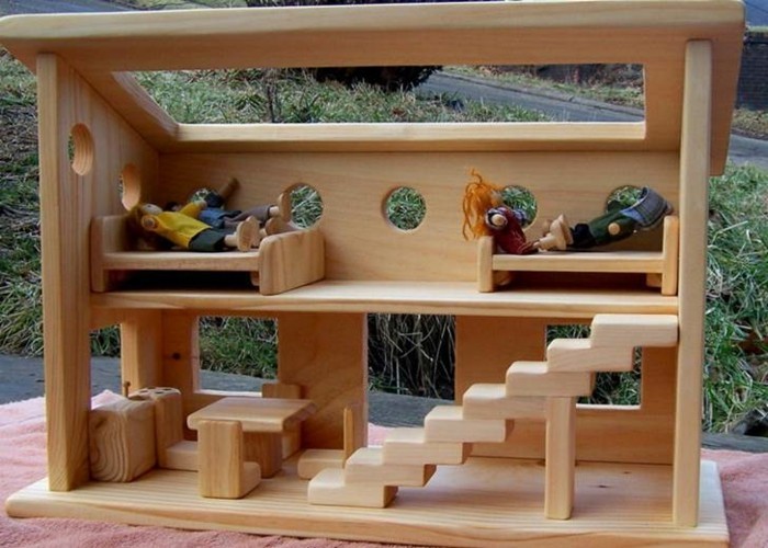 Puppenhäuser-aus-Holz-ganz-natürlich