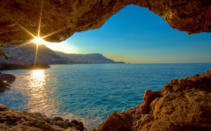 Schöne-Landschaftsbilder-aus-einer-Höhle