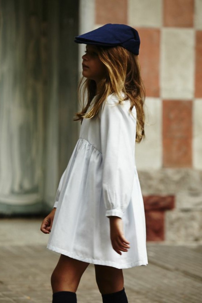 Stylische-Kindermode-ein-weißes-Kleid-