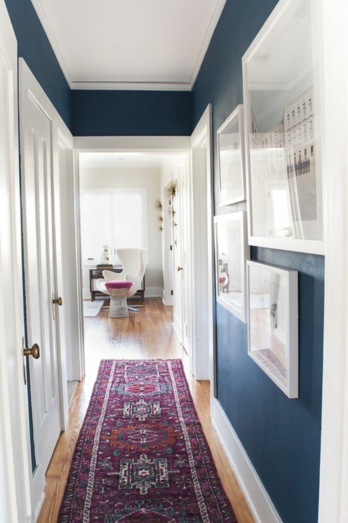Teppich-in-dem-Flur-lila-farbe-und-blaue-wände