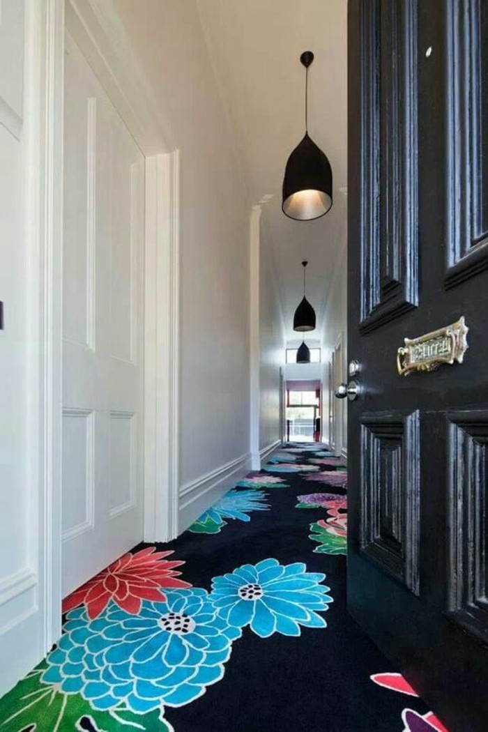 Teppich-in-dem-Flur-mit-bunten-floralen-prints-wohnideen-flur