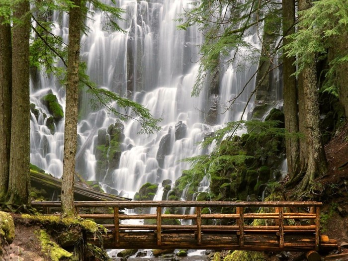 Wasserfall-Bilder-mit-einer-Brücke-aus-Holz