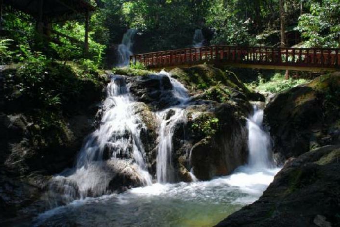 Wasserfall-Fotos-in-grünem-Wald