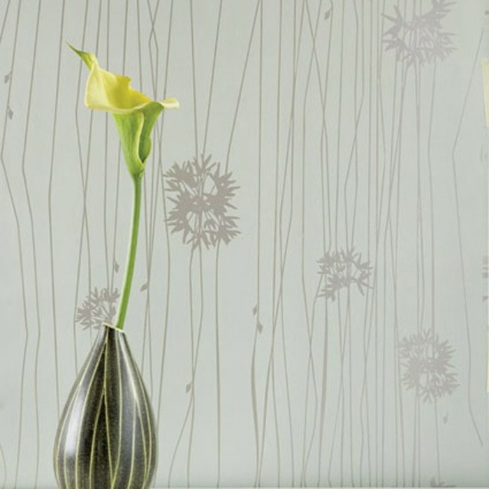 attraktive-graue-wandgestaltung-sehr-elegante-tapeten-moderne-vase-mit-blume