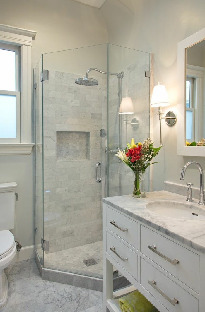 attraktives-design-vom-badezimmer-sehr-klein-und-modern-in-weiß-gestaltet