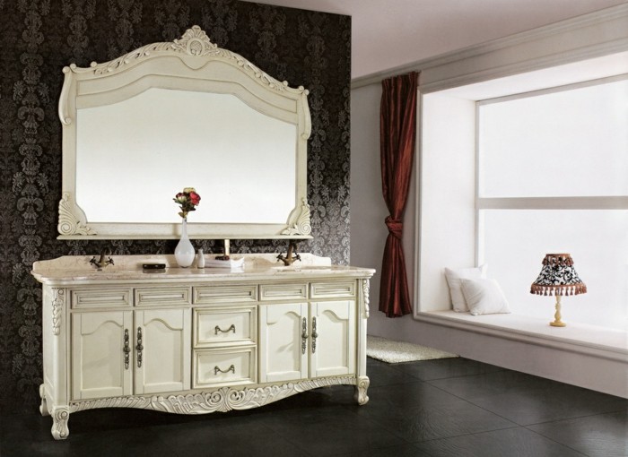 badspiegel-antik-schönes-modell-mit-weißem-rahmen