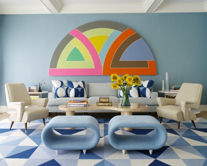 blaue-stühle-und-extravagante-wandgestaltung-vintage-dekoration