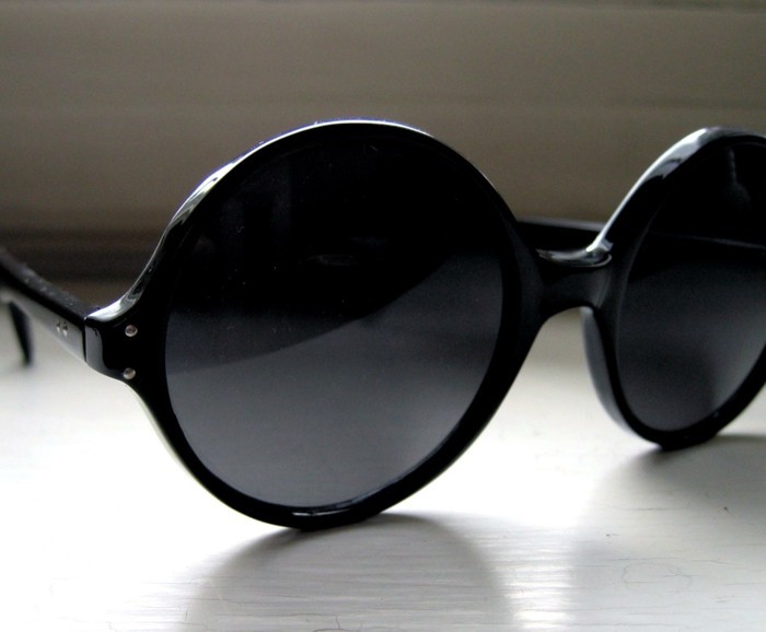 eine-große-schwarze-Runde-Sonnenbrille