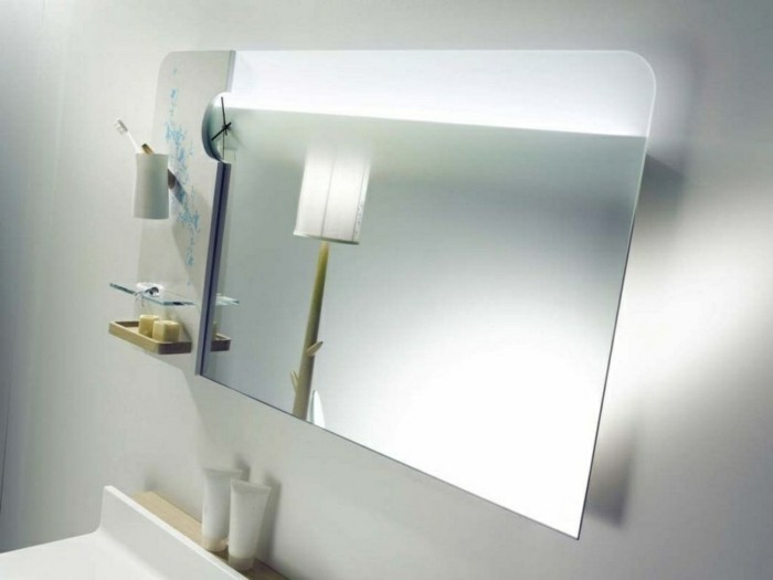 eleganter-spiegel-an-der-wand-kleine-badezimmer-einrichten