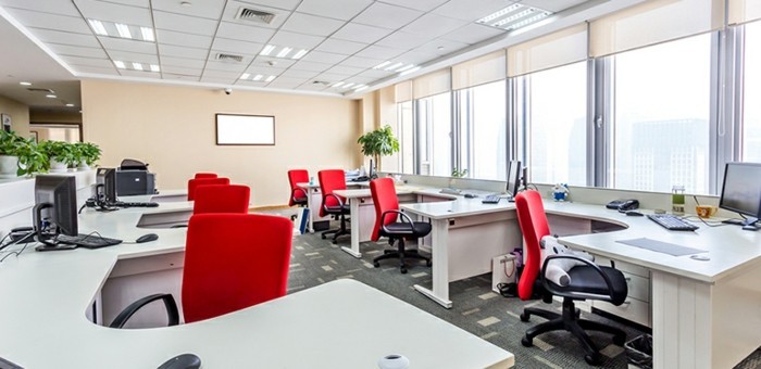 moderne büroausstattung mit roten ergonomischen stühlen
