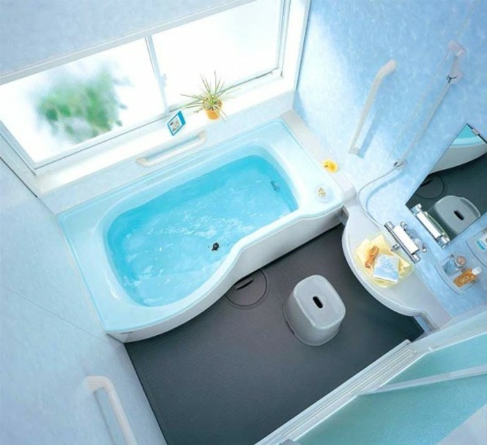 foto-von-oben-genommen-kleines-bad-einrichten-schöne-badewanne