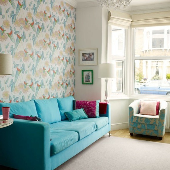 gemütliches-wohnzimmer-mit-sehr-tollen-tapeten-blaues-sofa-großes-fenster