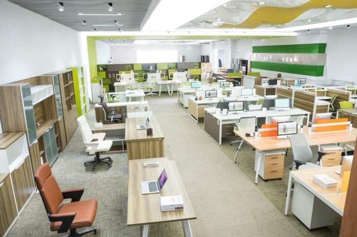 großer-büroarbeitsplatz-mit-modernen-büromöbeln