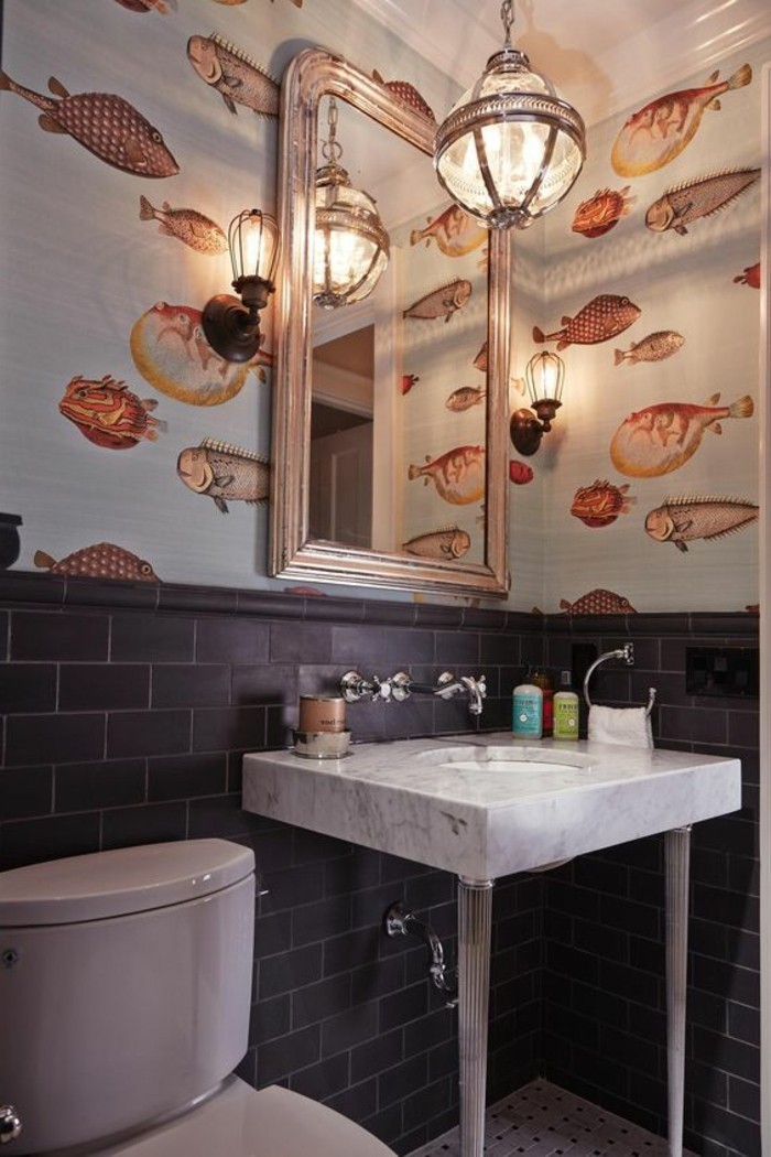großer-spiegel-an-der-bunten-wand-im-kleinen-modernen-badezimmer