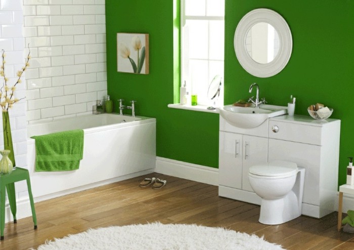 grüne-wand-modernes-design-vom-badezimmer-weiße-badmöbel