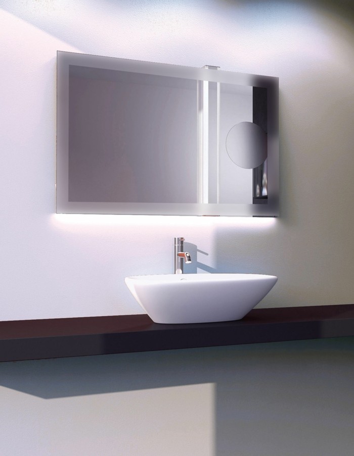 interessantes-modell-moderner-badspiegel-über-einem-kleinen-waschbecken