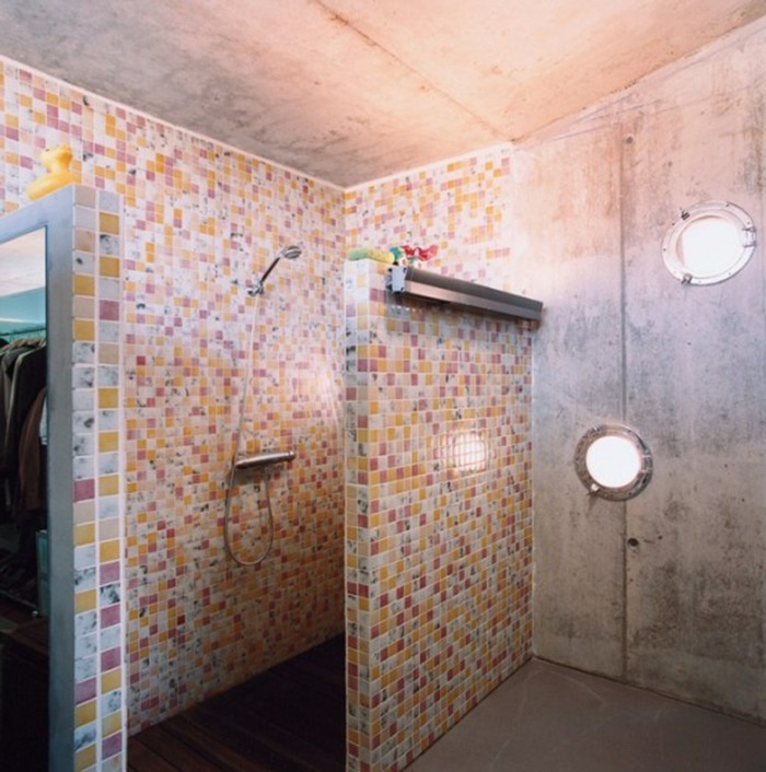 kleine-moderne-badezimmer-gestalten-interessante-mosaikfliesen
