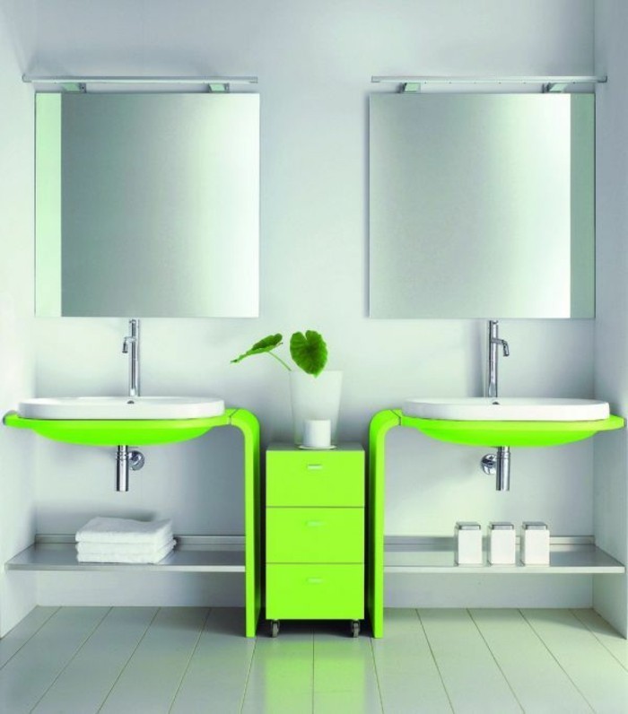 kleines-bad-einrichten-zwei-schöne-spiegel-und-waschbecken-in-grün