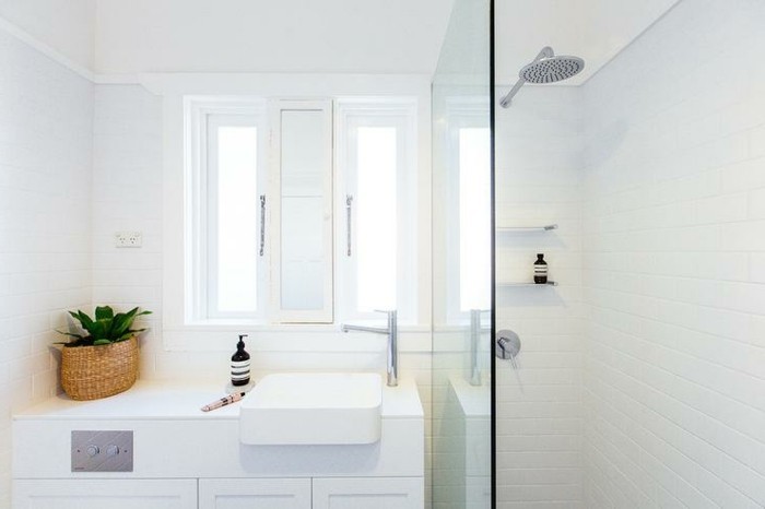 kleines-badezimmer-einrichten-elegante-duschkabine-weißes-interieur