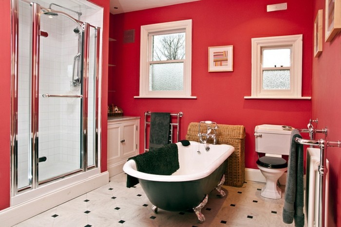 modernes-kleines-badezimmer-in-rot-gestalten-freistehende-badewanne