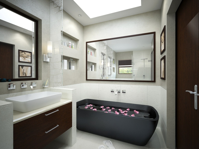 schickes-modell-badezimmer-mit-einem-großen-spiegel-kleines-interieur