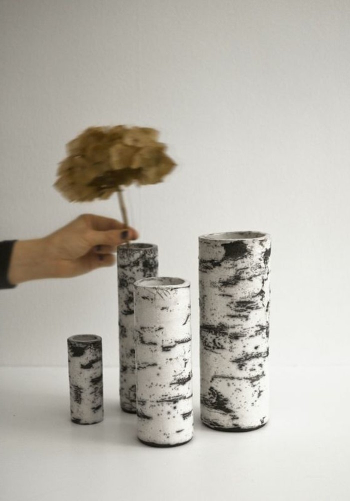 super-schöne-moderne-baumstamm-deko-kreative-vasen-weißer-hintergrund