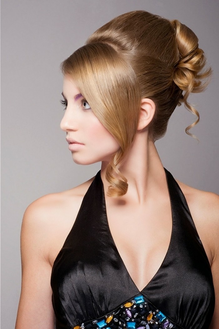 updo-haarfrisur-elegante-blonde-haare-schwarzes-glamouröses-kleid