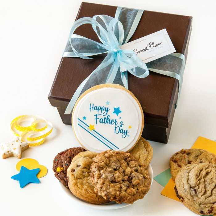 vatertagsgeschenke von kinder, leckere kekse in luxuriöser geschenkbox