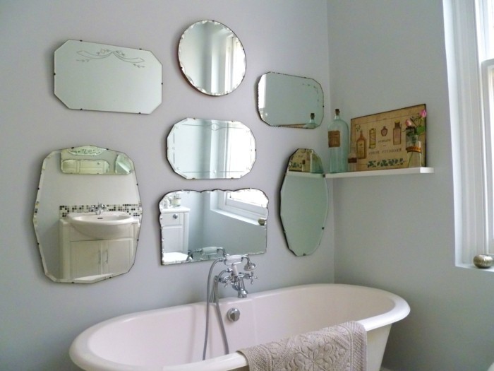 viele-vintage-spiegel-an-der-wand-im-badezimmer-mit-einer-retro-badewanne