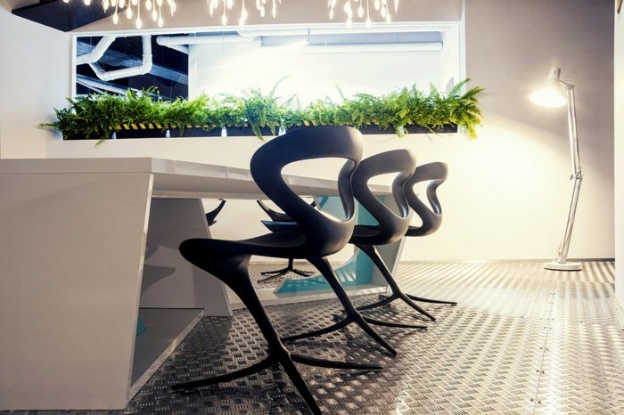 wunderschöner-büroarbeitsplatz-mit-modernen-und-bequemen-stühlen