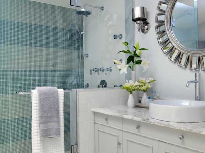 wunderschönes-modell-kleines-badezimmer-einrichten-eleganter-spiegel-an-der-wand