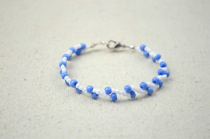 Armbänder-mit-Perlen-selber-machen-blau-und-weiß