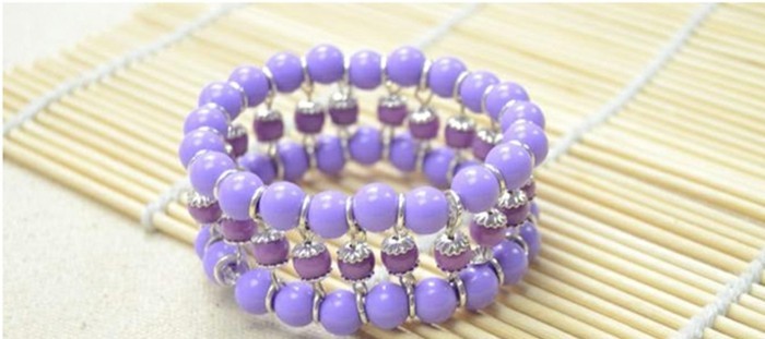 Armbänder-mit-Perlen-selber-machen-in-lila-Farbe
