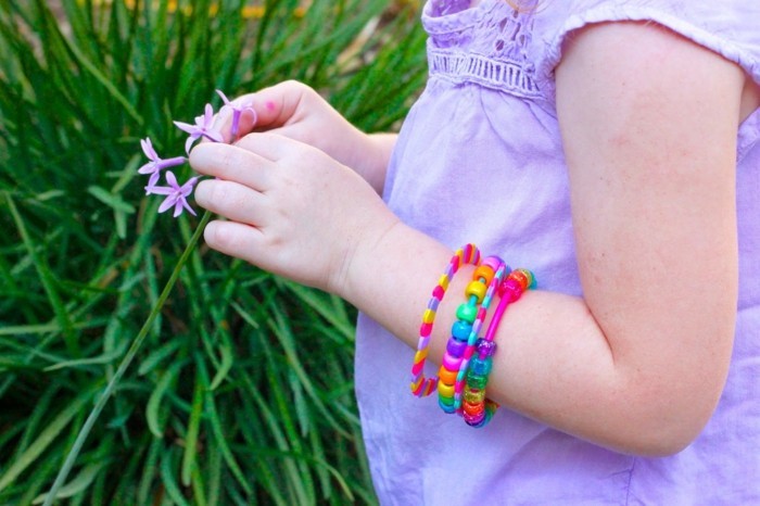 Armbänder-selber-machen-für-ein-kleines-Mädchen