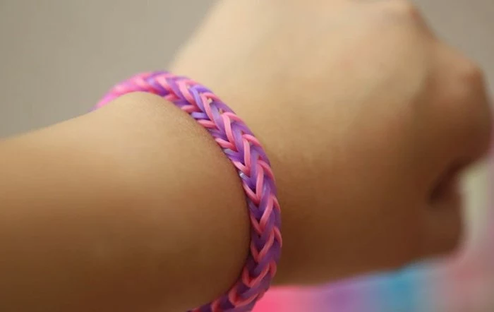 Armbänder-selber-machen-in-rosa-Farbe