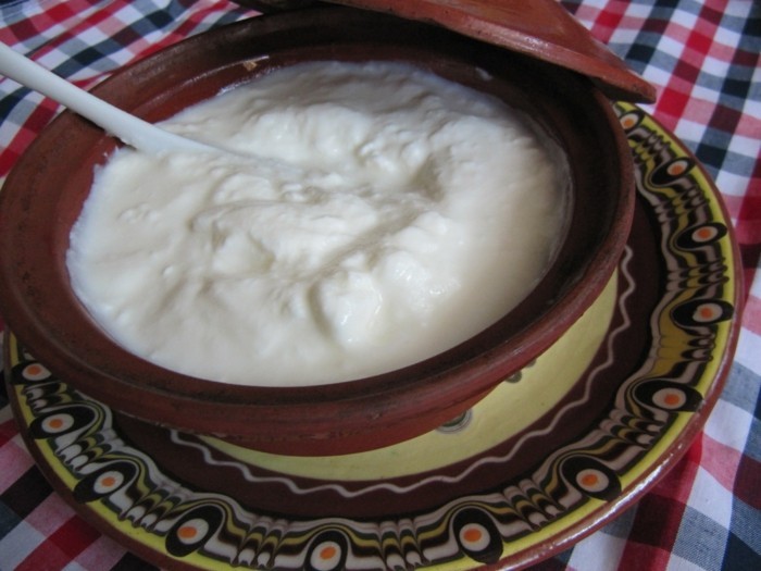 Bulgaria-Joghurt-in-traditionellen-Gefäßen
